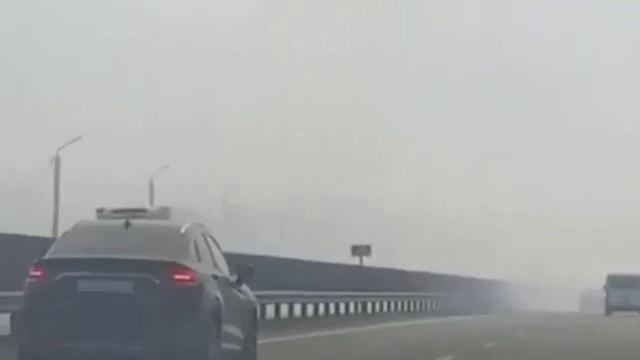Трассу Челябинск — Троицк затянуло дымом.