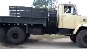 КРАЗ выбирается с бездорожья, очень мощный грузовик