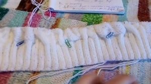 Мужской белый пуловер с аранами спицами