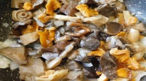 Яичница с лесными грибами