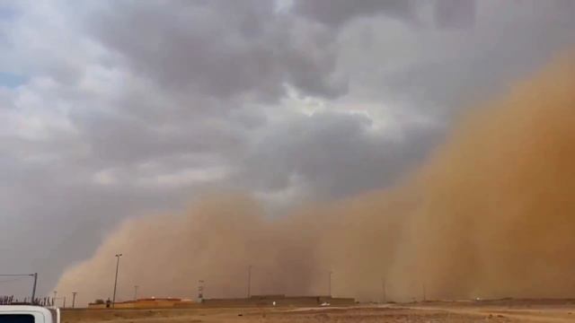 The sun disappeared and the day turned into a scary darkness! Terrible dust storm hits Riyadh, Saud смотреть онлайн