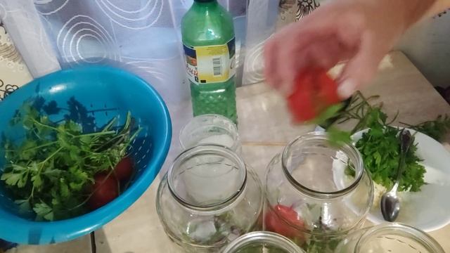 закриваю помідори половинками з часником. смотреть онлайн