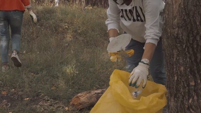 Добровольно убрали мусор в лесу, г.Казань смотреть онлайн