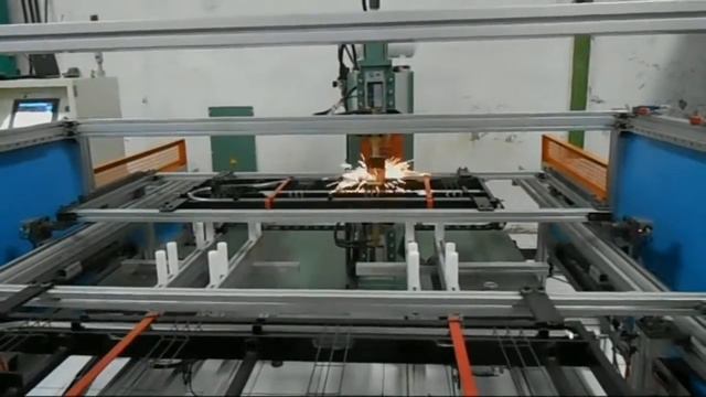 Сварочный робот со сменными столами для производства сеток