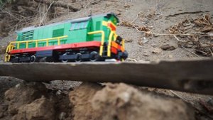 ЧМЭ3 из LEGO на перегоне у реки