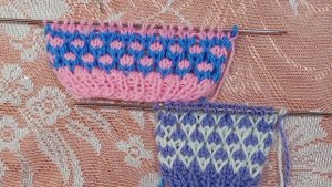 Двухцветный узор спицами с галочками. Ленивый жаккард спицами