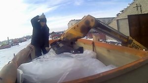 Разгрузка удобрений погрузчиком маниту .