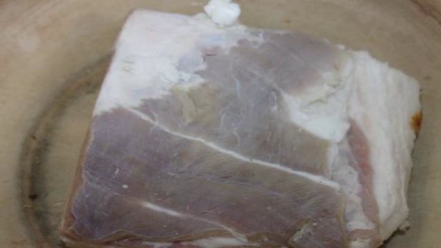 Вареное сало со специями и чесноком