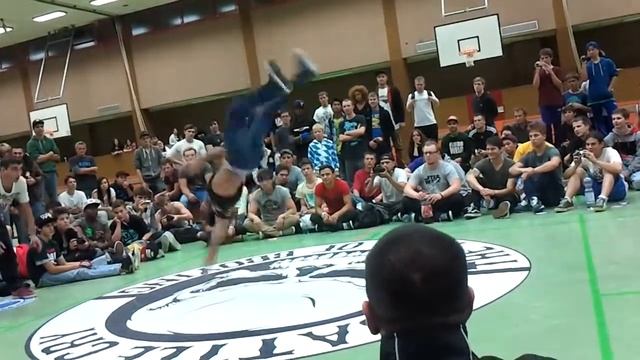 BATTLE CRY POWERMOVE BATTLE 2012 QUARTER FINAL   GIPSY VS KID ONE