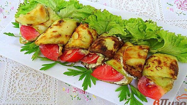 Жареные кабачки с помидором и чесноком