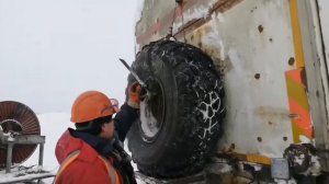 Меняем колесо на камазе! Жизнь вахтовика!