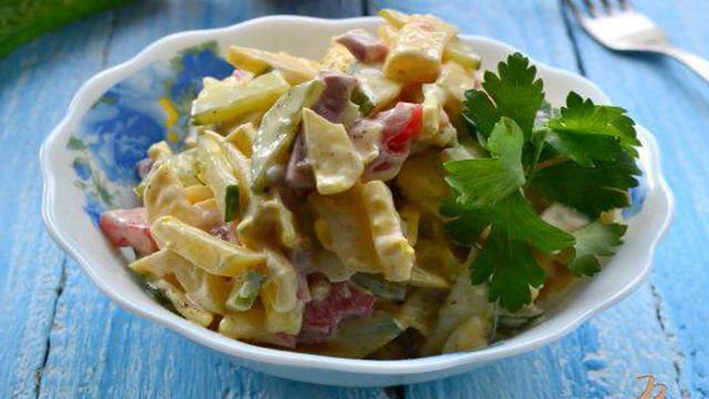 Салат с колбасой и помидорами
