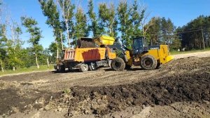 Погрузка дефеката фронтальным погрузчиком John Deere WL56