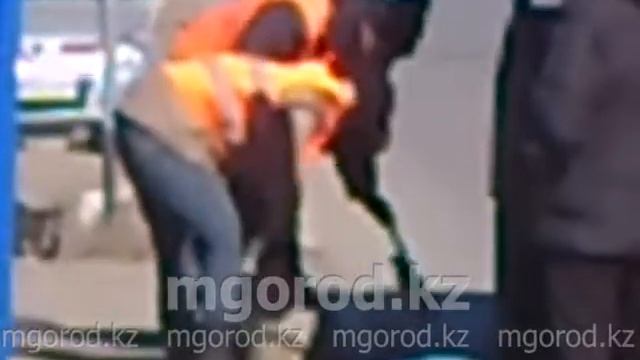 ДЭП моет бордюры вручную смотреть онлайн