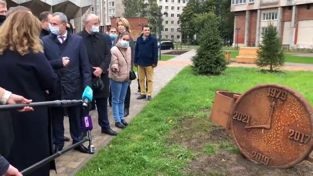 Глава Василеостровского района Эдуард Ильин на открытии сквера "Осенний марафон", 12.09.21 смотреть онлайн