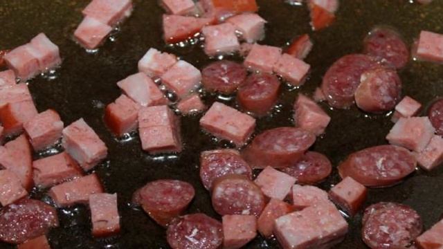 Яичница - болтунья с охотничьими сосисками и зеленым луком