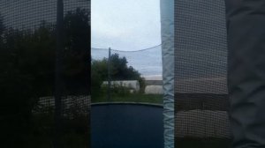 Кабаненок прыгает на батуте ч сестрой полинкой