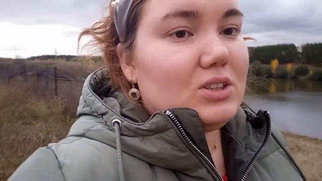 У бабушки в деревне на пруду увидели в небе лебедей(их  тут не видно ) какая красивая природа.осень смотреть онлайн