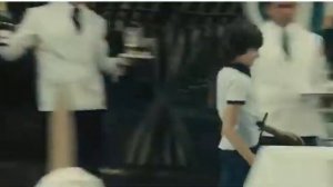 Игрушка. Сцена - праздничный обед на лужайке особняка, игра в индейцев.