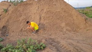 Синий трактор застрял в песке Машинки Экскаватор и Грузовик Приехали Синему трактору на помощь