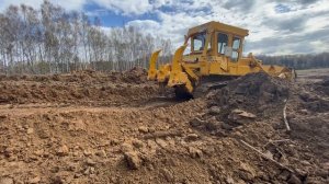 Бульдозер Коматсу d-85 a21 на срезке холма