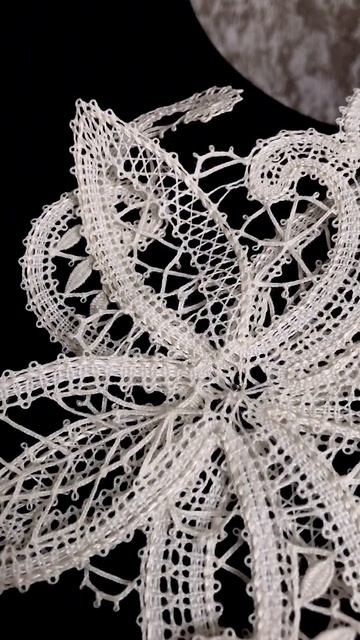 Кружевная брошь «Сказочный цветок» #коклюшки #fashion #handmade #style #творчество #брошь смотреть онлайн