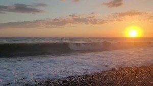 На Черном море поднялись высокие волны / Comienza tormenta en el Mar Negro en Rusia
