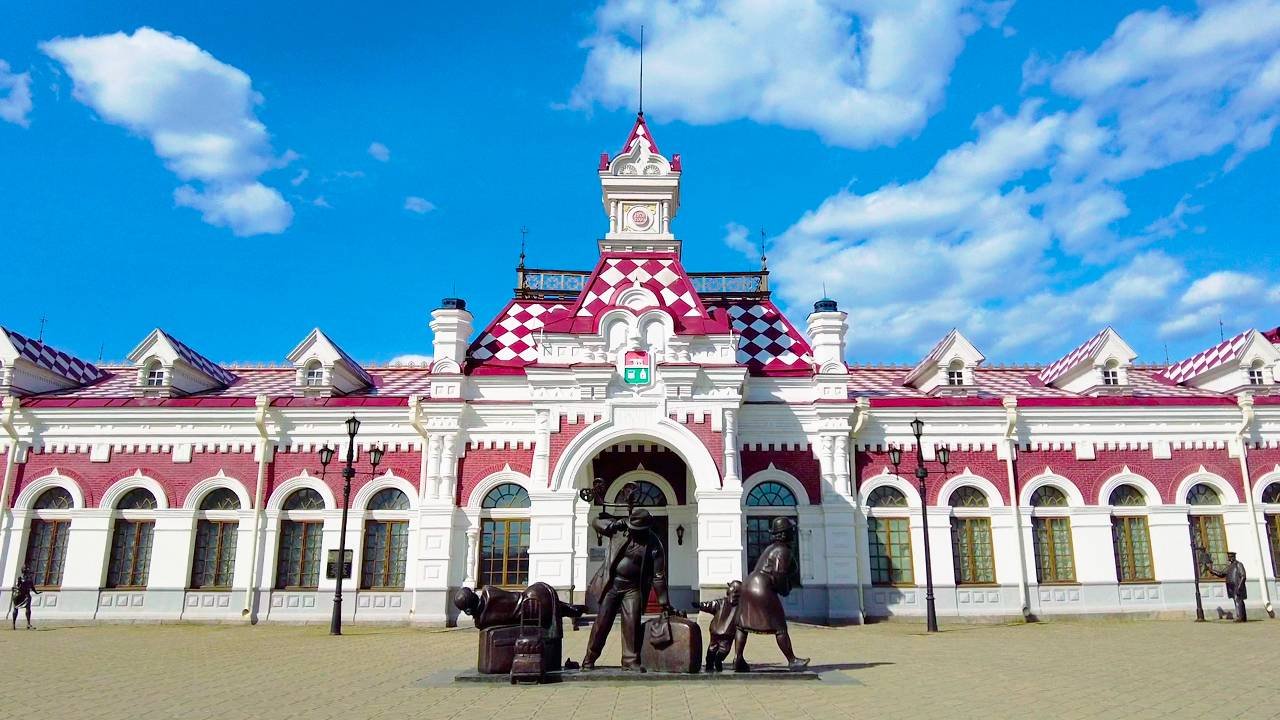 Walking in YEkaterinburg. ЖД Вокзал - старый и действующий |4K| (April 19, 2025)