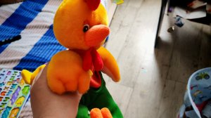 играем в мягкую игрушку для детей петушка, поем и танцуем