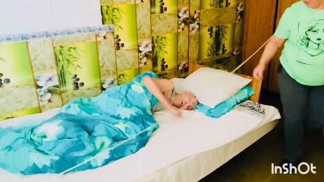 Папа упал с кровати,поднимала спину надрывала