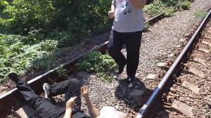 Поезд давит человека