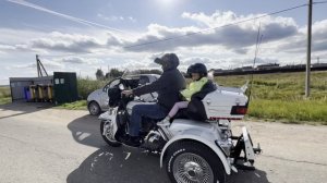 Мила катается на Harley -Davidson
