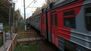 Старушка ЭД4М-0227 прибывает на платформу Радонеж/Old ED4M-0227 arrives at the Radonezh platform!