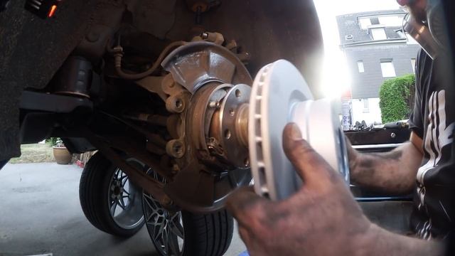 BMW 318d - Bremsscheiben und Bremsbeläge hinten wechseln inkl. Verschleißanzeige!!! 🔧🔧🔧 смотреть онлайн