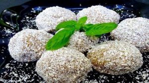 Пирожное со сгущёнкой и кокосовой стружкой.