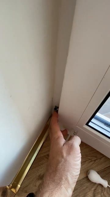 Просела стеклянная балконная дверь. Наши действия #рекомендации #ремонтокон #лайфхак #рек #ремонт смотреть онлайн