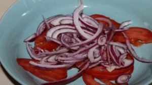 Овощной салат с маслинами и луком