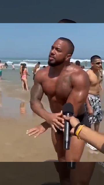 Do girls like Bodybuilder’s or skinny guys ? #beach #miami