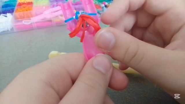 красивое пёрышко на рогатке