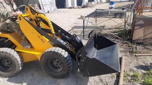 Четыре гидромотора и челюстной ковш в работе. Мини погрузчик.