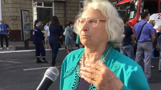 Мариупольцы едва не зарыдали при виде мусоровозов смотреть онлайн