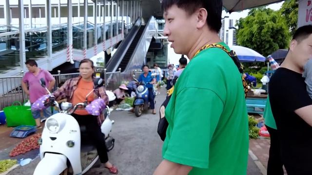 南寧路邊攤攤販們都好熱情好客荔枝可以隨意嘗又是滿載而歸Roadside stalls我是杰少