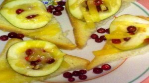 Тосты с сыром и фруктами