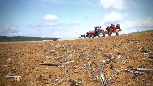 Case Magnum 340 с 9-ти корпусным полунавесным плугом Грегуар Бессон SPHLB9 смотреть онлайн