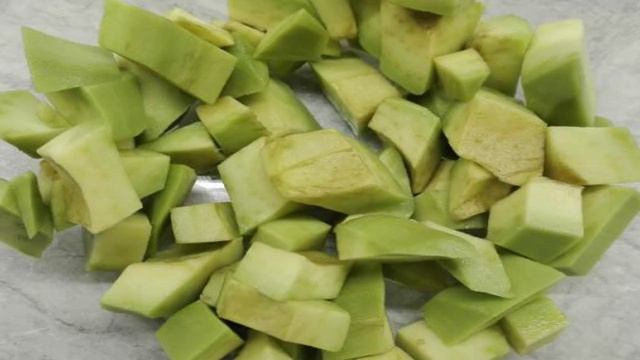 Салат из авокадо с семгой, помидорами и семенами чиа
