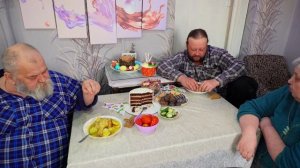 Так вкусно кушаем курицу за столом всей семьей на День Рождении у сына ПОДВАЛ ИЛЬИЧА жизнь в деревне
