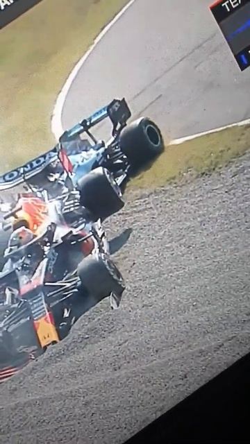 max verstappen Lewis Hamilton crash Italy grandprix 🇮🇹 halo saved Lewis hamiltons life 😇 👼