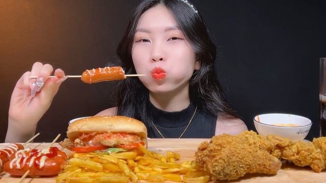 ASMR 먹방 | 뼈 없는 치킨, 치킨 다리, 치킨 버거, 프라이드 소시지, 감자 칩 | 상상만으로 군침도는 음식 소리 🍗🍔🌭🍟 смотреть онлайн