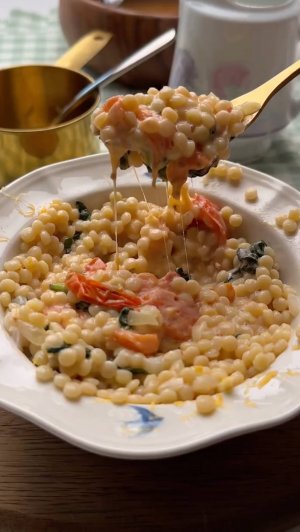 Птитим со шпинатом, помидорами и сливками 🍲