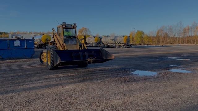 Köp Baklastare Volvo BM LM620 med skopa och gafflar på Klaravik смотреть онлайн